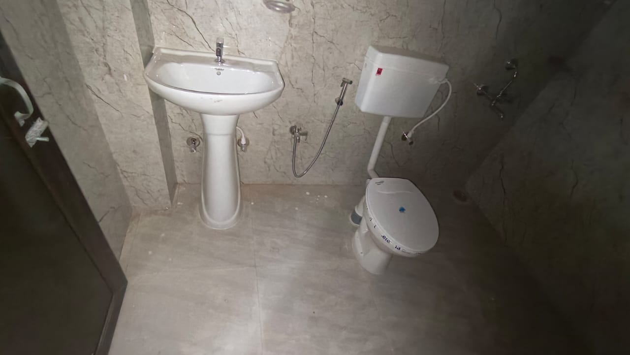 Unfurnished 5 bhk in Hatigaon for Rent